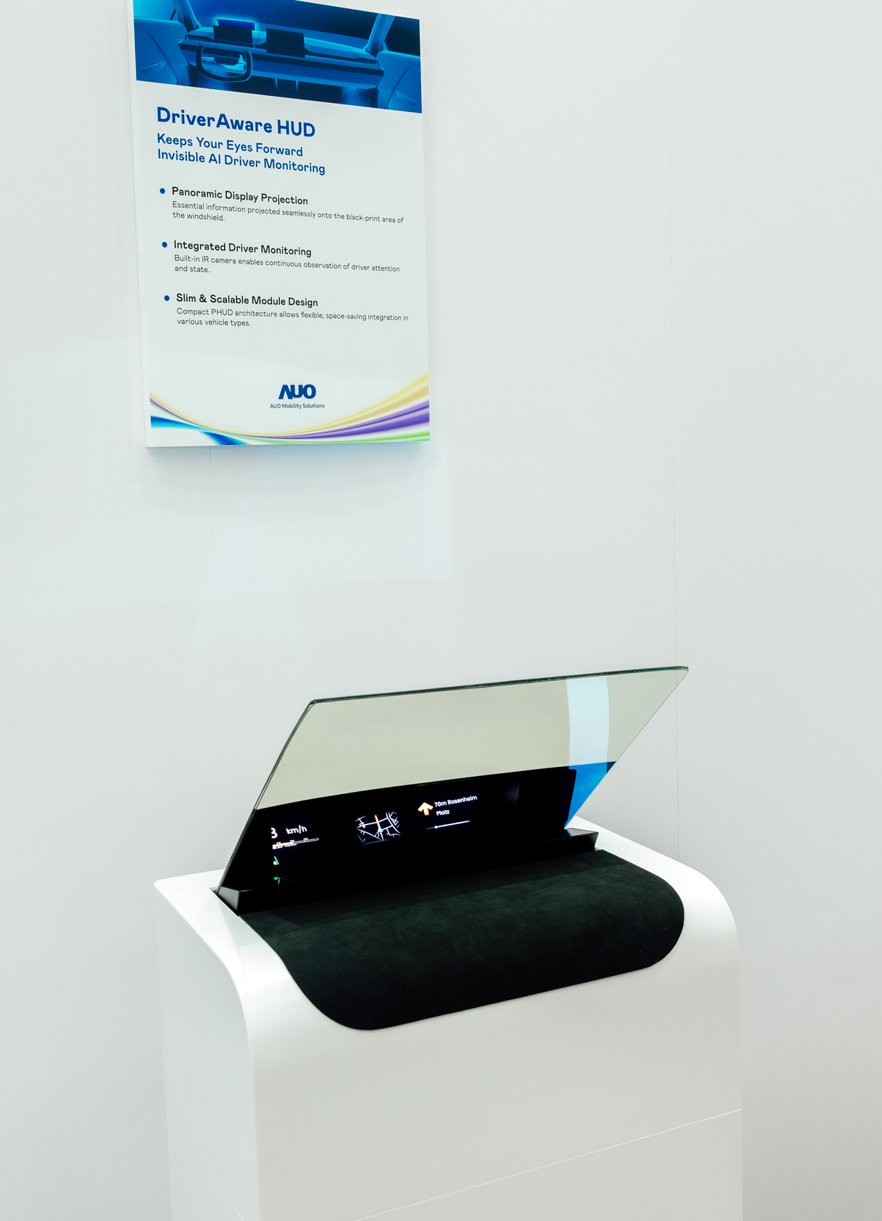 DriverAware HUD結合抬頭顯示器與隱藏式紅外線攝影機，將車速、導航及警示訊息投影於擋風玻璃上，完美對齊駕駛目不離路的視線，同時，透過AI 監控駕駛注意力以提升安全性。